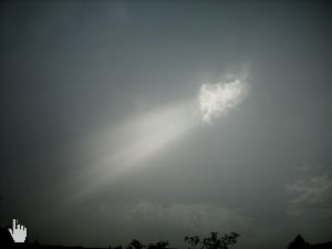 Wolkenloch mit Lichtstrahl