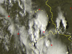 Satellitenbild von Rauchfahnen durch Gewittercluster