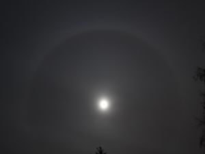 Mond mit Halo