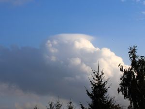 Kühlturm- Wolke mit pileus