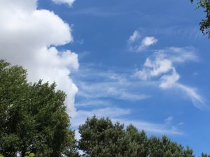 Haufenwolken und Cirrus