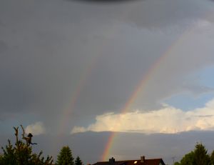 Doppelter Regenbogen vor Schauer