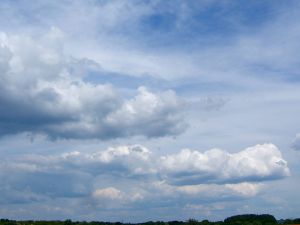 Cumulus und Schleierwolken