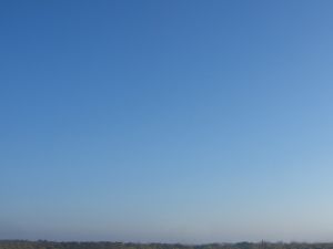 Wolkenloser Himmel im November