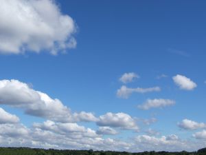 Cumulus und blauer Himmel