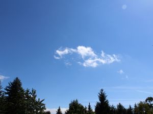 Cumulus fractus treibt nach Osten