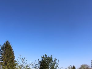stahlblauer Himmel am Ostermontag