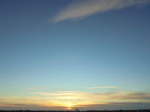 Sonnenaufgang mit dünnem Cirrus