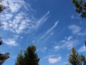 filigraner Cirrus fibratus in der Bildmitte