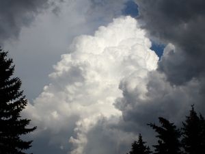 ein riesiger Cumulonimbus calvus