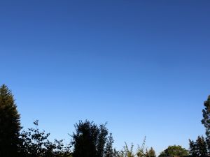 Poolparty bei Hitze unter blauem Himmel