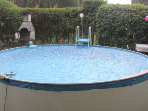 Starkregen, sichtbar am Pool