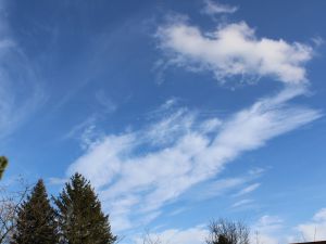 Hohe Wolken und ein kleiner Cumulus