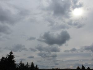 langweilige Wolken - Cumulus unter Altostratus