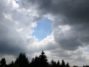 Erste Wolkenlücken zwischen Cumulus congestus