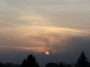 die Sonne versinkt im Hochnebel