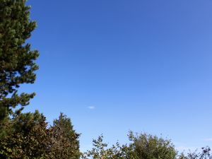 Blauer Himmel unter einem Hochdruckkeil