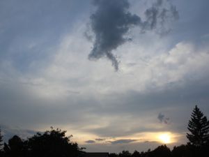 vage Sonne am Abend zwischen Wolken