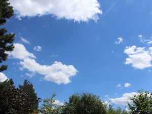 kleine Wolken im Hochsommer