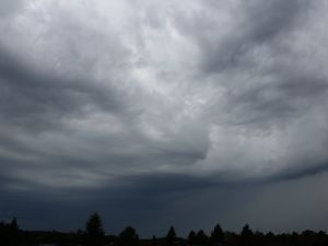 Ein Gewitter naht mit Regen