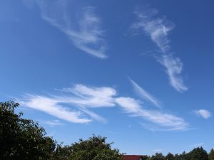 schöner Cirrus in verschiedenen Wolkengattungen