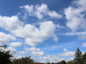 Cumulus und Eiswolken