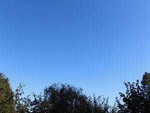 blauer Himmel im September 2024