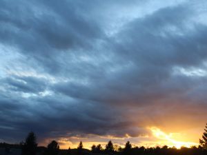 wild dahin treibende Wolken am Abend