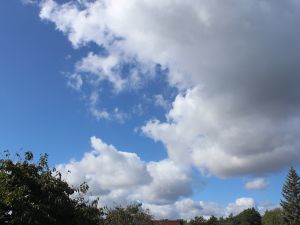 Wolken unter dem Höhentrog