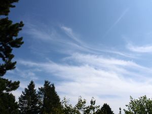 Eiswolken ziehen ab, es wird heiß