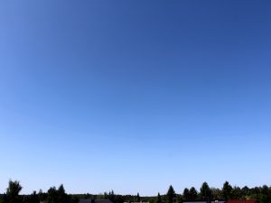 Hoch Julia spendiert wolkenlosen Himmel