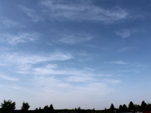 letzte Eiswolken an einem heißen Tag im August