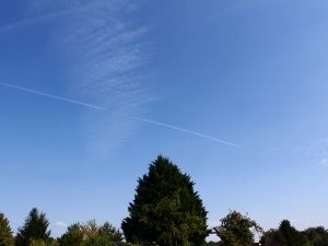 dünne Eiswolken an einem sehr warmen Tag