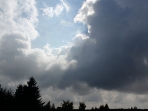 Wolkenlücken in feuchtwarmer Luft
