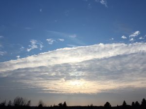 scharfe Wolkenkante an Altocumulus