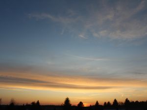 Sonnenuntergang mit ein paar Eiswolken