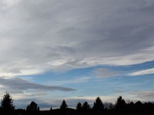 Auflockerung zwischen mittelhohen Wolken