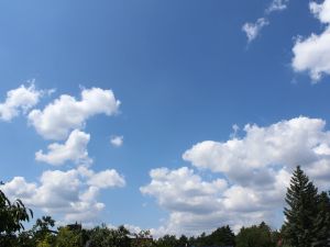 kleine Haufenwolken im Hochsommer