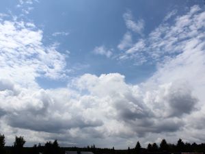 Cumulus und Altocumulus lösen sich auf
