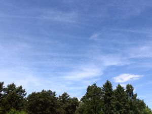 frühsommerliches Wetter mit Federwolken