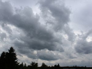 mehrschichtige Bewölkung in südwestlicher Strömung