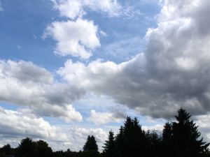 Wolken unter windiger Westlage