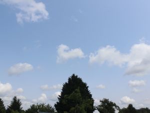 Rauch trübt den Himmel ein