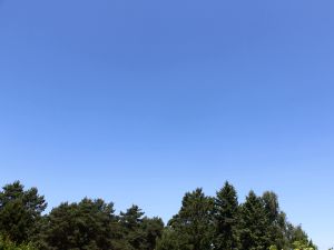 der erste Hitzetag unter blauem Himmel