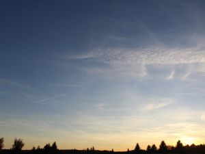Ein paar dünne Eiswolken am Abend