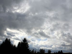 wallende Haufenwolken treiben vorbei