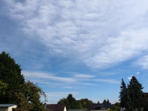 erste Wolken einer schwachen Front