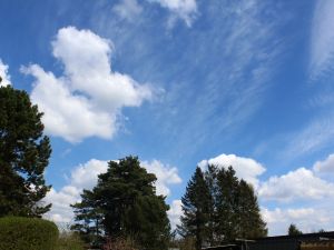 flauschiger Cumulus und Eiswolken
