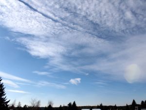 ein sonniger Tag mit Eiswolken