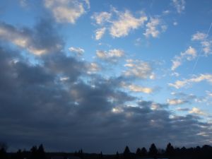 halb Wolken und halb blauer Himmel